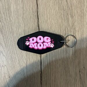 Pink and black Dog Mom motel keychain!